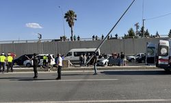 Kahramanmaraş'ta aydınlatma direğine çarpan otomobildeki 3 kişi yaralandı