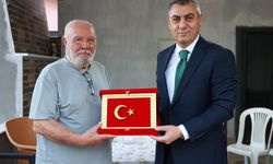 Mersin Valisi Atilla Toros'tan sanatçı Musa Eroğlu'na ziyaret