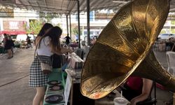 Nostalji tutkunları Antalya'daki antika pazarında buluşuyor