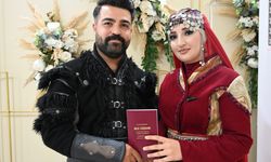 Osmaniye'de bir çift nikah masasına geleneksel kıyafetlerle oturdu