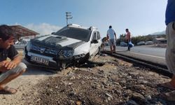Samandağ'da iki otomobilin çarpıştığı kazada hasar oluştu