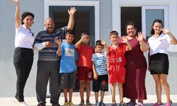 Üvey kardeşlerine de annelik yapan Nuriye'nin yıkılan evini yardımseverler yaptırdı