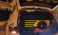 Abartı egzoz ve kurallara aykırı cihaz kullanan sürücü trafikten men edildi