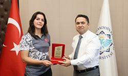 ALKÜ’lü şampiyona Rektör Türkdoğan’dan plaket