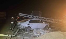 Elektrik direğine çarpan aracın motoru yerinden fırladı