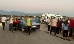 Motosikletle otomobil çarpıştı: 3 yaralı