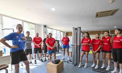 Muratpaşa Kadın Kadın Voleybol Takımı, lige çift antrenmanla hazırlanıyor