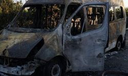 Yanan minibüs kullanılamaz hale geldi