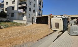Bursa'da Freni Boşalan Kamyon Sitenin Duvarına Çarparak Devrildi