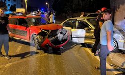 İki Otomobil Çarpıştı : Sıkışan Yaralıyı İtfaiye Ekibi Kurtardı