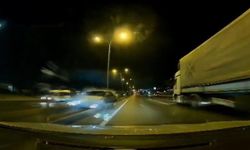 İki Otomobilin Çarpıştığı Anlar Araç Kamerasına Yansıdı