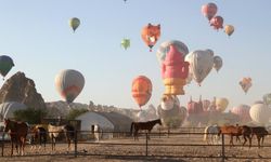 Kapadokya'da Figürlü Sıcak Hava Balonları Gösteri Uçuşu Yaptı