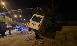 Kaza Yapan Yolcu Minibüsü Bahçe Duvarında Asılı Kaldı