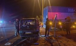 Manisa'da kamyonla hafif ticari araç çarpıştı: 1 ölü, 8 yaralı