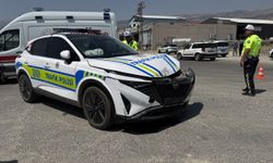 Polis Aracı İle Hafif Ticari Araç Çarpıştı: 3 Yaralı