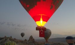 Sıcak hava balonları Türk bayraklarıyla uçtu