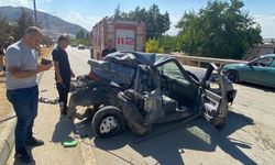 Tırın Çarptığı Otomobil Hurdaya Döndü: 2 Yaralı