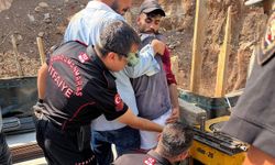 Vücuduna Demir Saplanan İşçiyi İtfaiye Ekibi Kurtardı