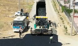 Yeşilyurt Mahallesi’nde Sıcak Asfalt Çalışmaları Devam Ediyor