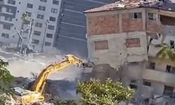 Yıktığı binanın altında kalmaktan saniyelerle kurtuldu, korku dolu anlar kamerada