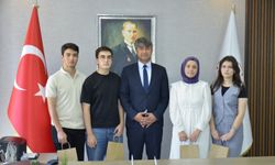 YKS’de Başarı Sağlayan Öğrencilerden, Milli Eğitim Müdürü Kaba’ya Ziyaret