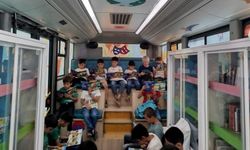 Mobil Çocuk Kütüphanesi ile Çocuklar Yaz Tatilini Renklendirdi