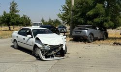 Afşin’de İki Otomobil Çarpıştı: 2 Yaralı