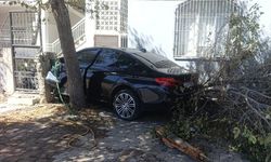 Adana'da 2 otomobilin çarpıştığı kazada sürücüler yaralandı