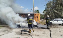Adana'da park halindeki otomobil yandı