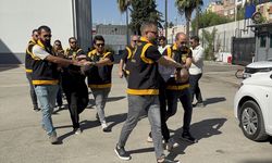 Adana'da ruhsatsız silah, uyuşturucu ve yaralama suçlarına karışan 2 zanlı tutuklandı