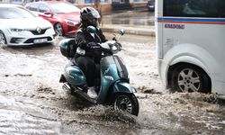 Adana'da sağanak hayatı olumsuz etkiledi