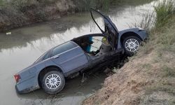 Adana'da sulama kanalına devrilen otomobilin sürücüsü yaralandı