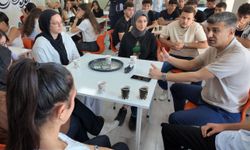 Akdeniz Kaymakamı ve Akdeniz Belediye Başkan Vekili Şener öğrencilerle buluştu