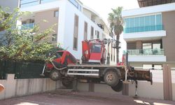 Antalya'da budama yaparken vinç sepetinde mahsur kalan bahçıvan kurtarıldı
