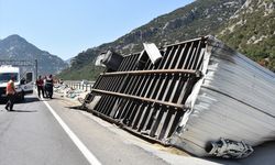 Antalya'da devrilen tohum yüklü tırın sürücüsü öldü