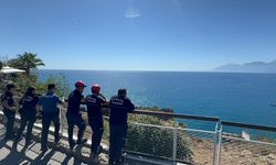 Antalya'da falezlerden denize atlayan gençler ekiplerce uzaklaştırıldı