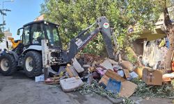 Antalya'da iki çöp evden 8 kamyon atık çıkarıldı