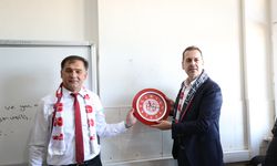Antalya'da 'zilsiz okul' uygulamasına geçilen okula Antalyaspor saatleri asıldı