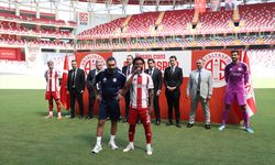 Antalyaspor, kadrosuna kattığı futbolcuları tanıttı