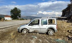 Burdur'da şarampole devrilen hafif ticari araçtaki 2 kişi yaralandı