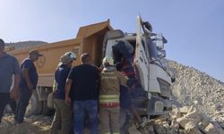 Hatay'da devrilen hafriyat kamyonun sürücüsü yaralandı