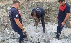 Hatay'da gider borusuna düşen kedi yavrusunu itfaiye ekibi kurtarıldı