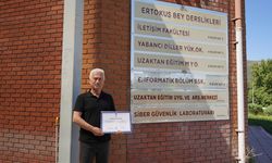 Isparta'da öğrencilik hayatına geri dönen emekli öğretmen, azmi ile gençlere örnek oluyor
