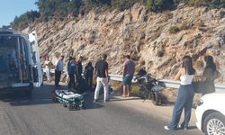 Kaş'ta bariyere çarpan motosikletteki 2 kişi yaralandı