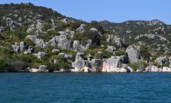 Kekova'da mavi tura çıkan turistler 'Batık Şehir' ile doğa harikası koyları görüyor