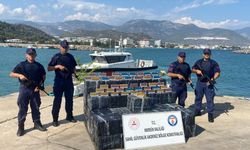 Mersin açıklarında 28 bin 500 paket tütün çubuğu ele geçirildi