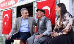 Mersin Valisi Toros, yarım asırlık bakkal esnafına plaket verdi