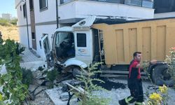Mersin'de hafriyat kamyonu apartmanın balkonuna çarptı