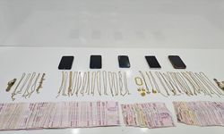 Mersin'de kuyumcuları sahte altınla dolandırdıkları iddia edilen 4 zanlıdan biri tutuklandı