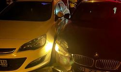 Mersin'de park halindeki araçlara çarpan otomobilin sürücüsü kaçtı